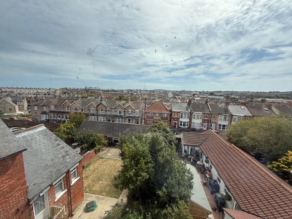 Lot: 148 - FORMER HMO WITH PLANNING FOR CONVERSION TO FLATS - View over Weymouth